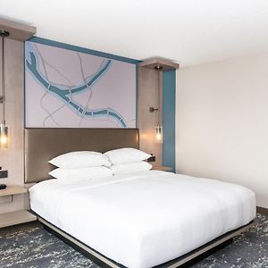 Concierge level Guest room 1 King Sofa bed